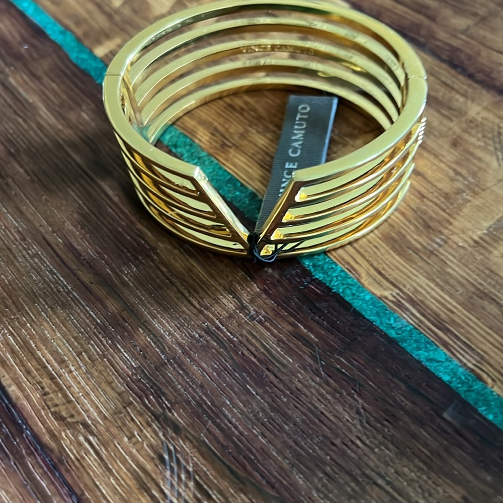 NWT Vince Camuto gold tone bracelet!